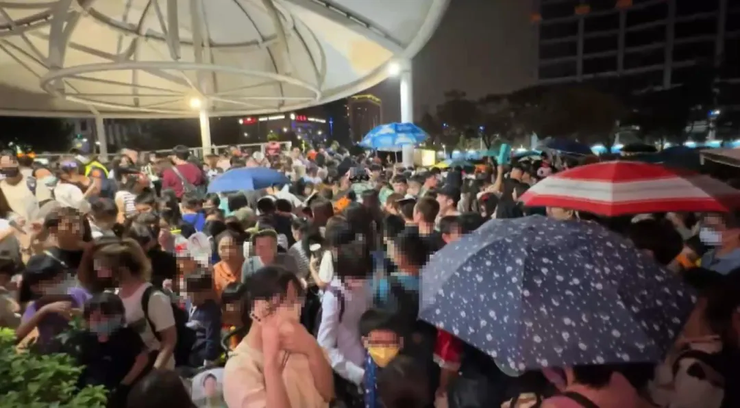 許多民眾帶著自己的裝扮道具躲到凹子底捷運站的4號出口避雨，導致與其他欲出站的民眾交錯擁擠。（圖／中天新聞）