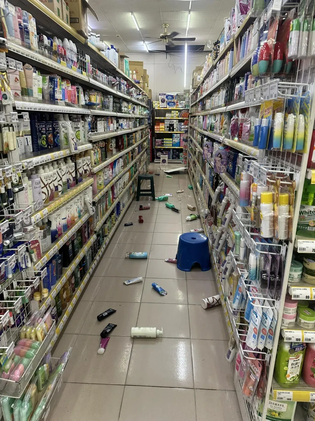大九九 -嘉義後庄店東西散落一地，嚇到網友。（圖／臉書網友江俊億授權提供）