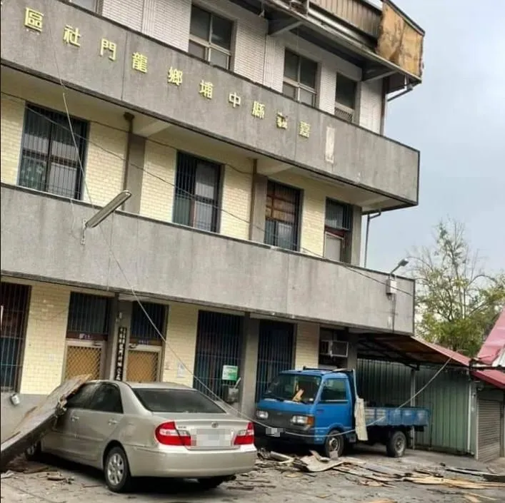 中埔龍門社區女兒牆圍牆倒塌，造成車輛毀損。（圖／中天新聞）