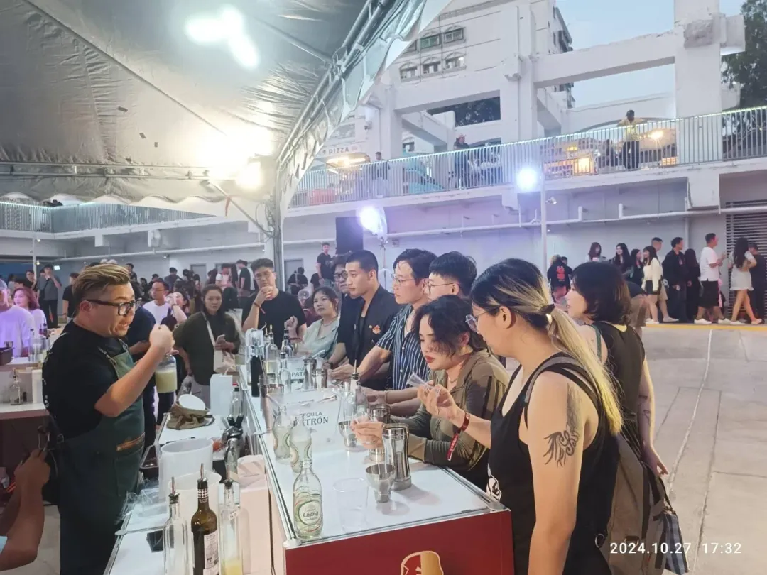 參展調酒師現場分享調酒秘訣，和民眾互動。（圖／台南市政府提供）