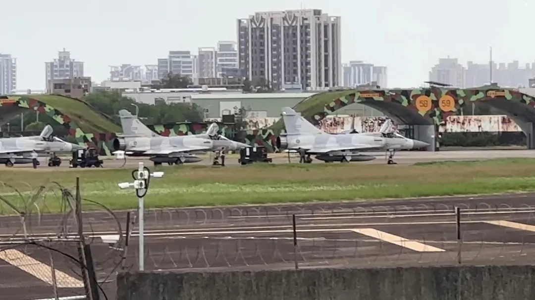 新竹空軍基地跑道頭的加溫坪及幻象2000-5戰機。(圖/中天新聞)