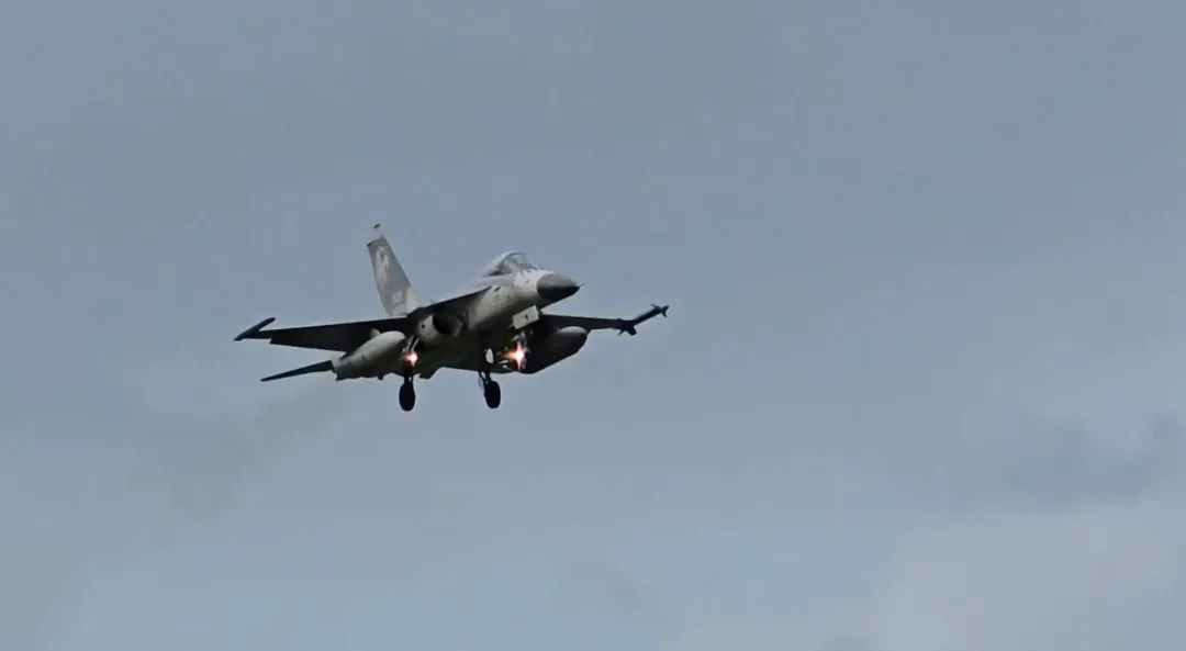 飛到新竹空軍基地的1架第3聯隊F-CK-1A MLU戰機。(圖/中天新聞)