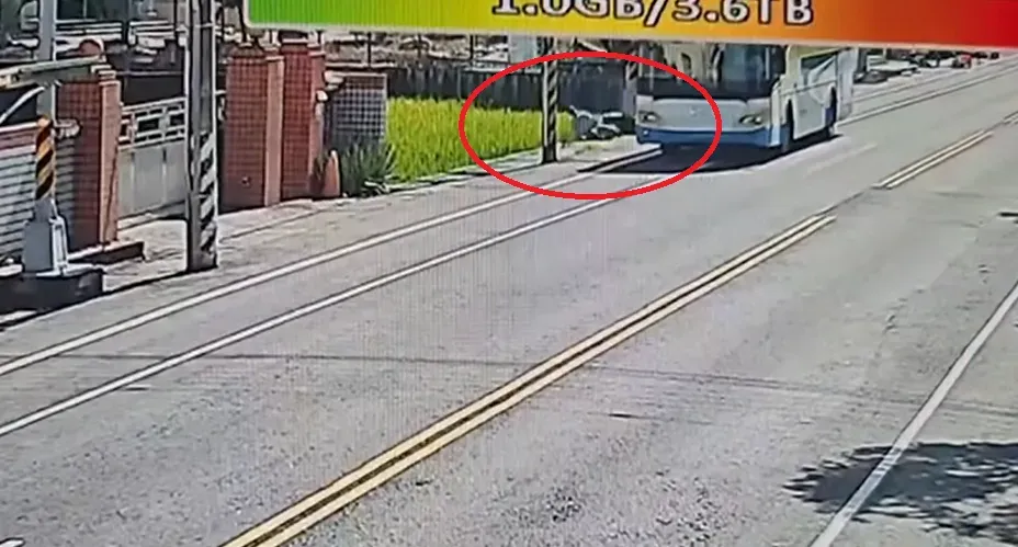 老翁等公車失去平衡摔到。（圖／記者爆料網）