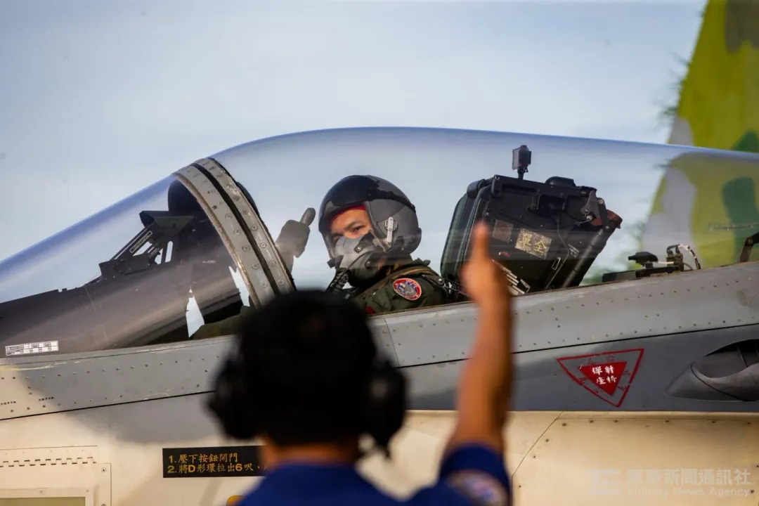 清泉崗空軍基地的F-CK-1A MLU經國號戰機飛行員。(圖/軍聞社)