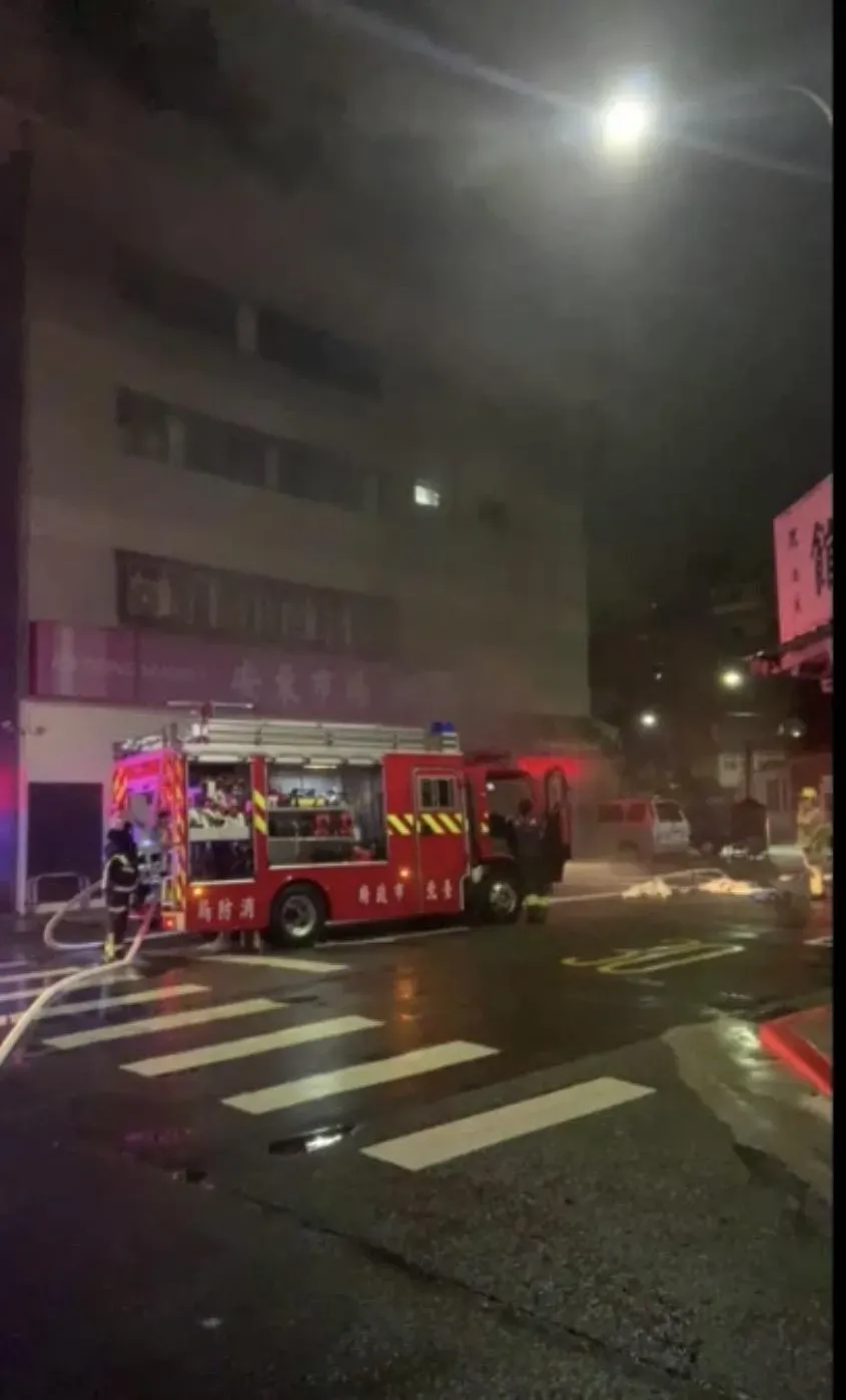 防人員救出17人，樓上托兒所4名孩童，身體不適送醫。（圖／翻攝畫面）