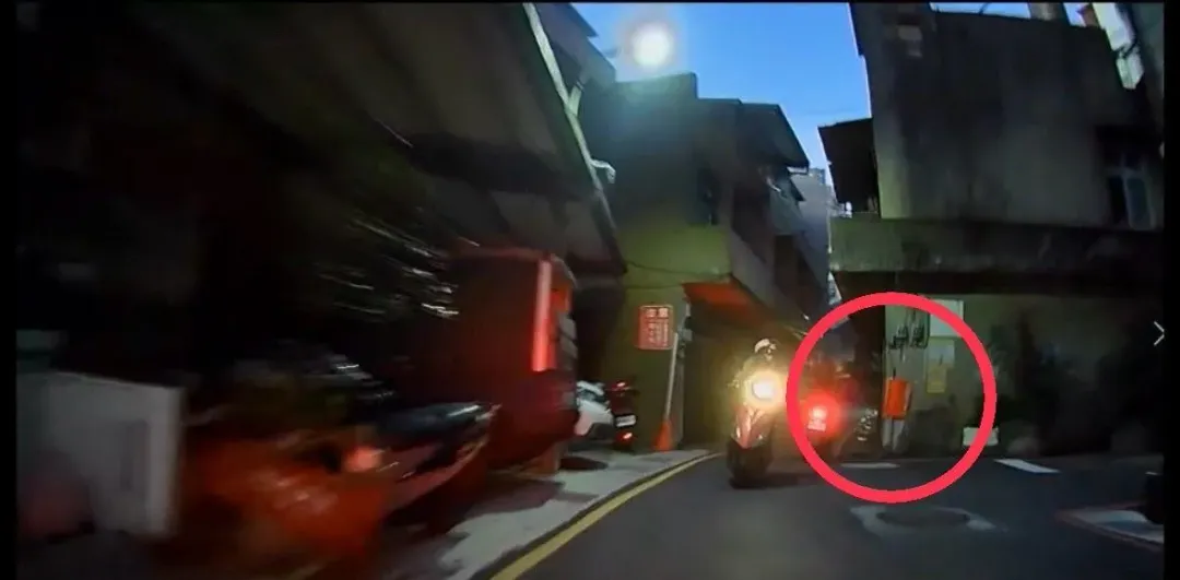 李男騎乘機車隨機對路過的騎士噴辣椒水,或出手攻擊 。(圖/翻攝畫面)
