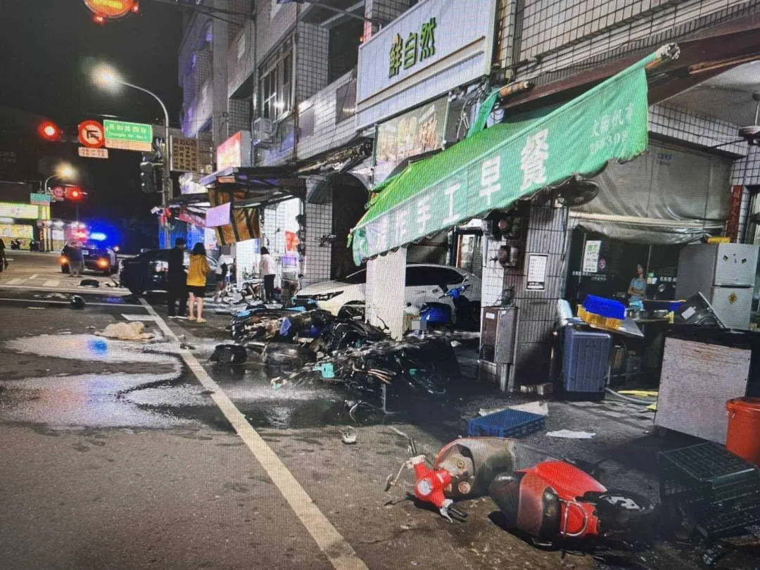 郭男疑轉彎車速過快，撞毀路邊9輛機車。（圖／翻攝畫面）