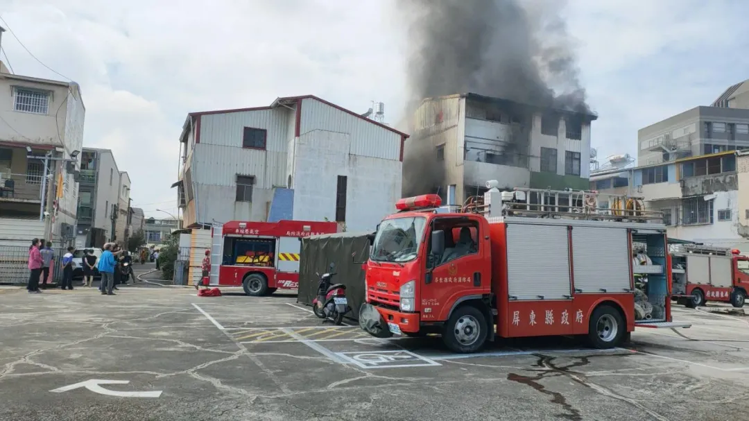 消防派遣16車34人前往救火。(圖/中天新聞)