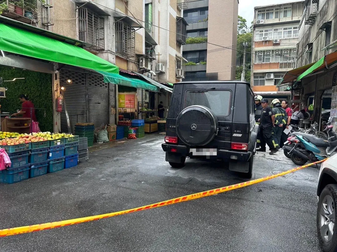 藝人九孔的一輛賓士大G越野車於今(29)日上午11時許,行經台北市內湖區巷弄時,引擎突然冒煙起火。(圖/翻攝畫面)