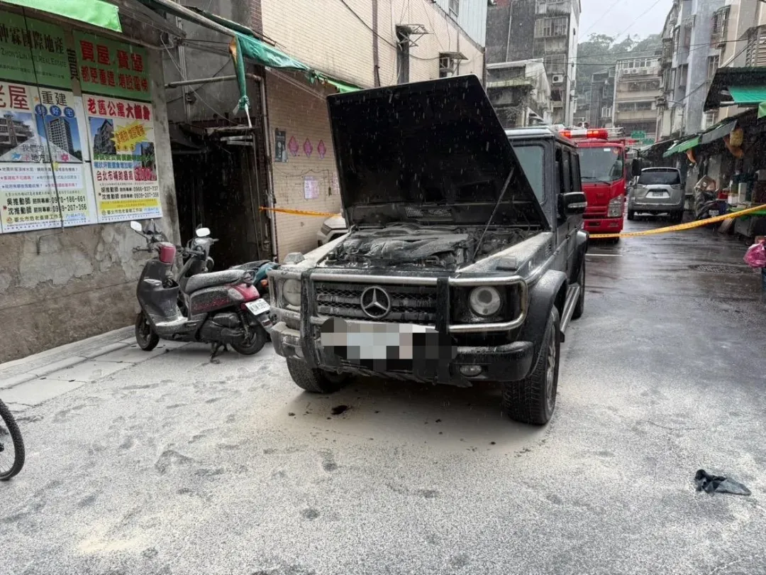 藝人九孔的一輛賓士大G越野車於今(29)日上午11時許,行經台北市內湖區巷弄時,引擎突然冒煙起火。(圖/翻攝畫面)