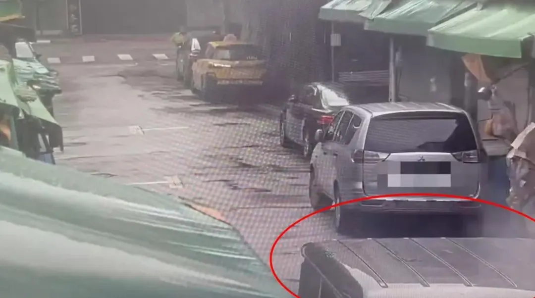 而從路口監視器可以看到,濃濃白煙不斷從車內竄出。(圖/翻攝畫面)