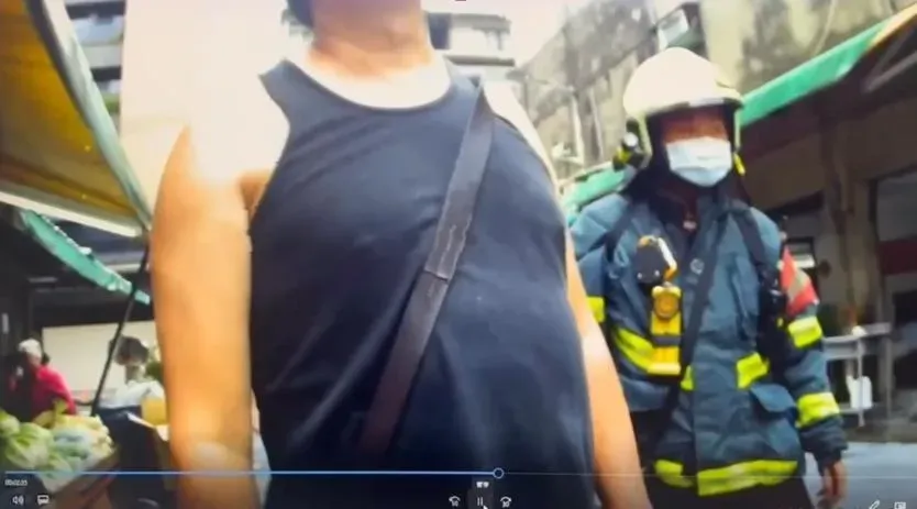 警消到場時九孔被嚇到不知所措。(圖/翻攝畫面)