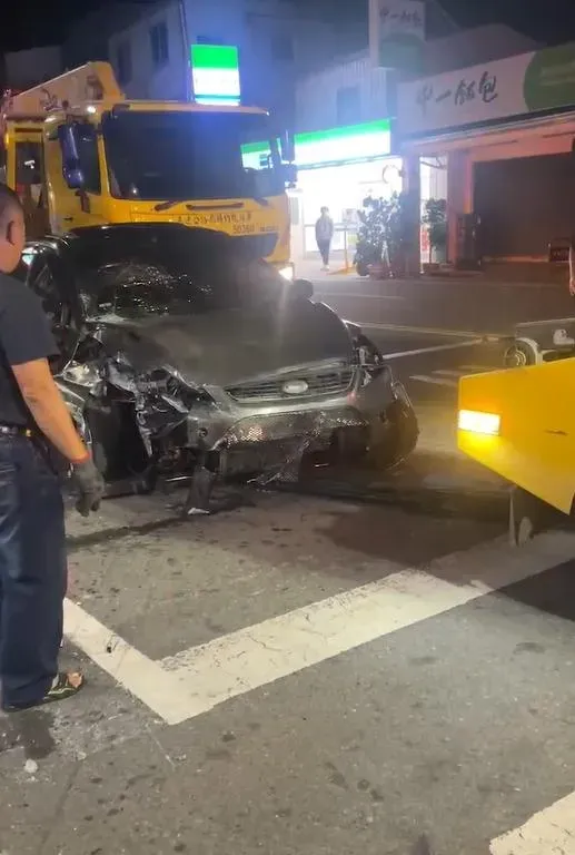 肇事車輛車頭掉下巴。（圖／翻攝畫面）