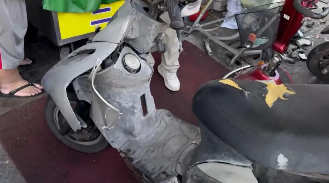 機車被撞毀。（圖／翻攝畫面）