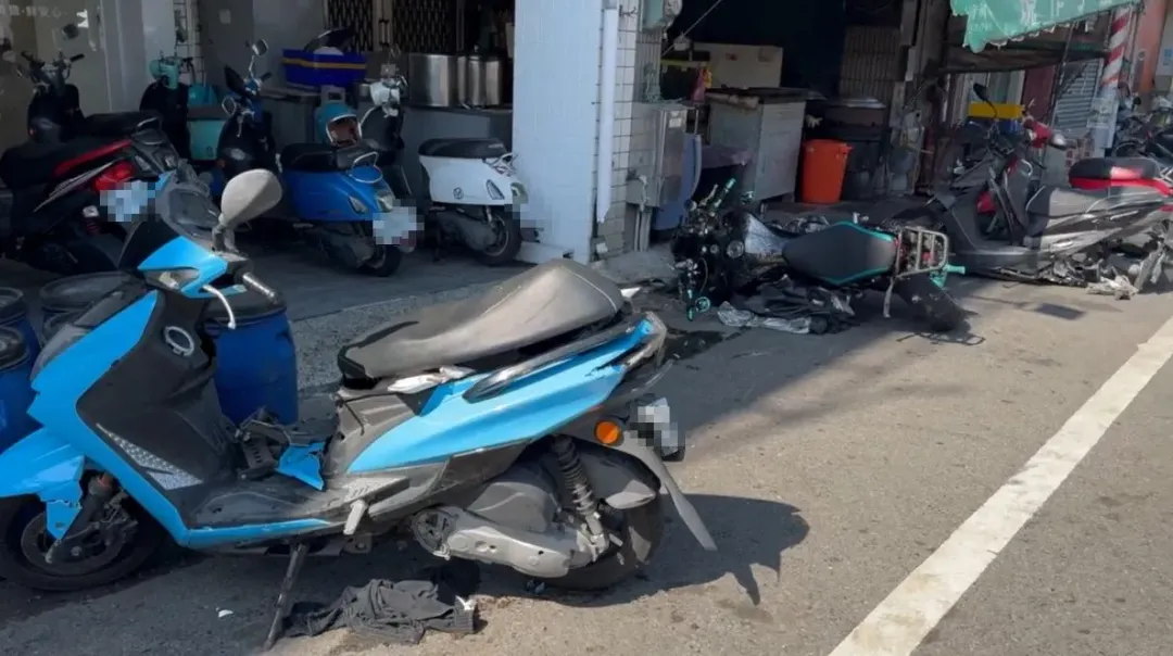 9輛機車翻倒、受損。（圖／翻攝畫面）
