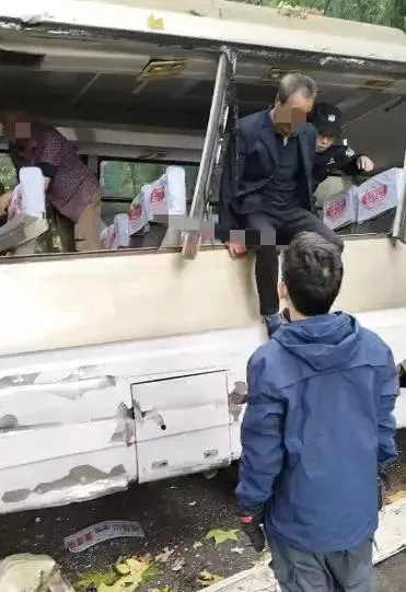 乘客在員警協助下從車窗下車。(圖/翻攝封面新聞)