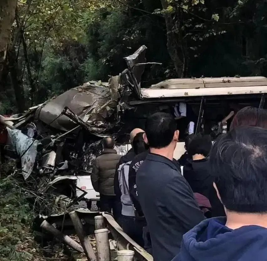峨眉山中巴失控衝下山路致3死2傷。(圖/翻攝封面新聞)