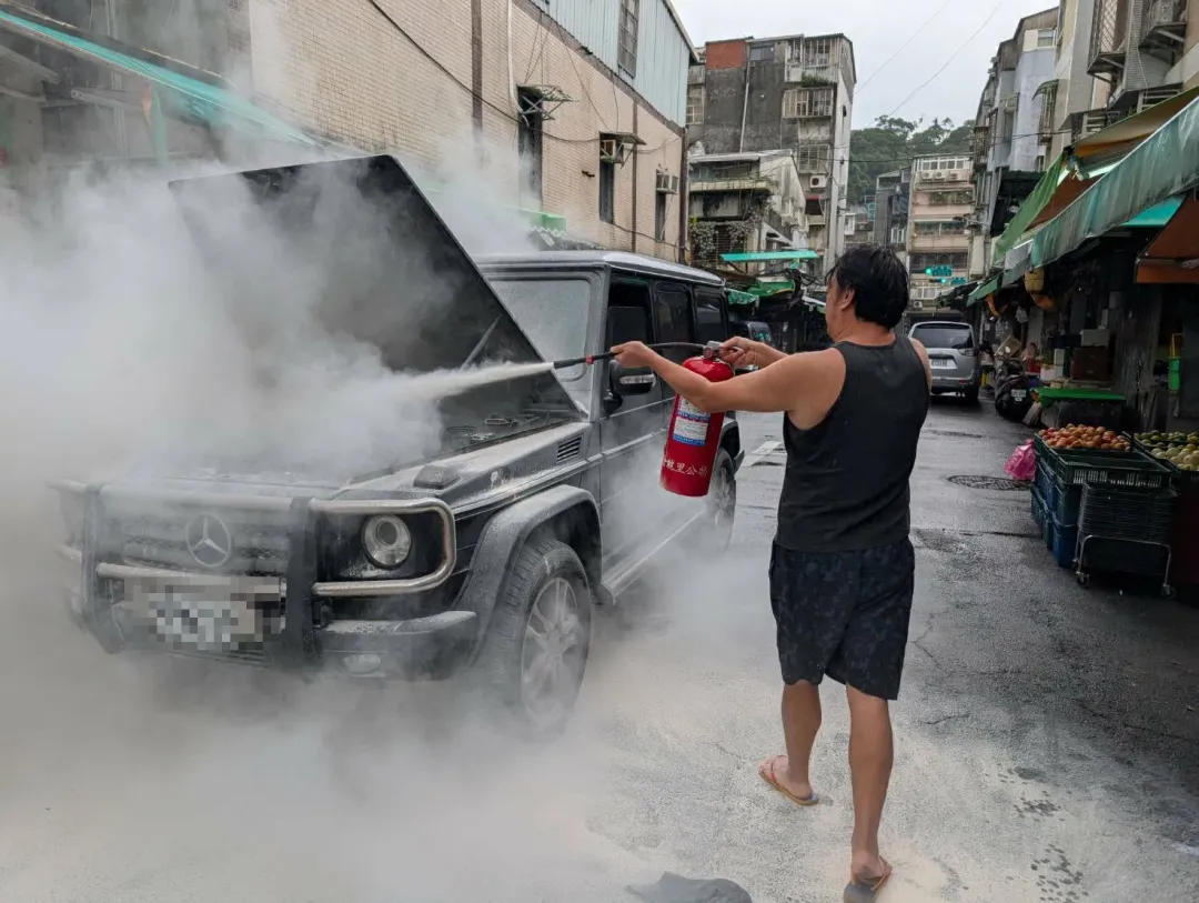 九孔接受訪問時解釋，最後檢查是車子的水箱漏到沒水了，所以才會過熱冒煙。（圖/翻攝畫面）