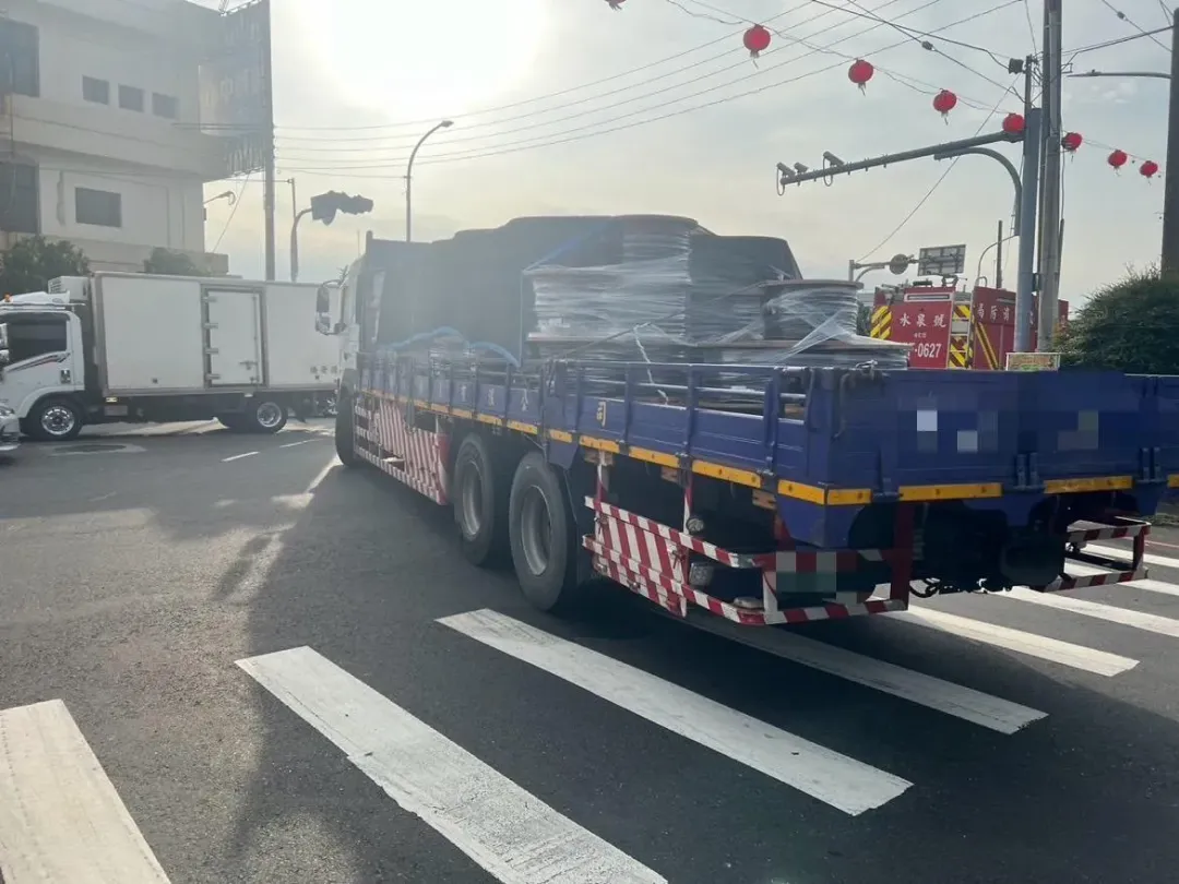 台南市一輛大貨車今(30)日上午發生車禍。(圖/翻攝畫面)