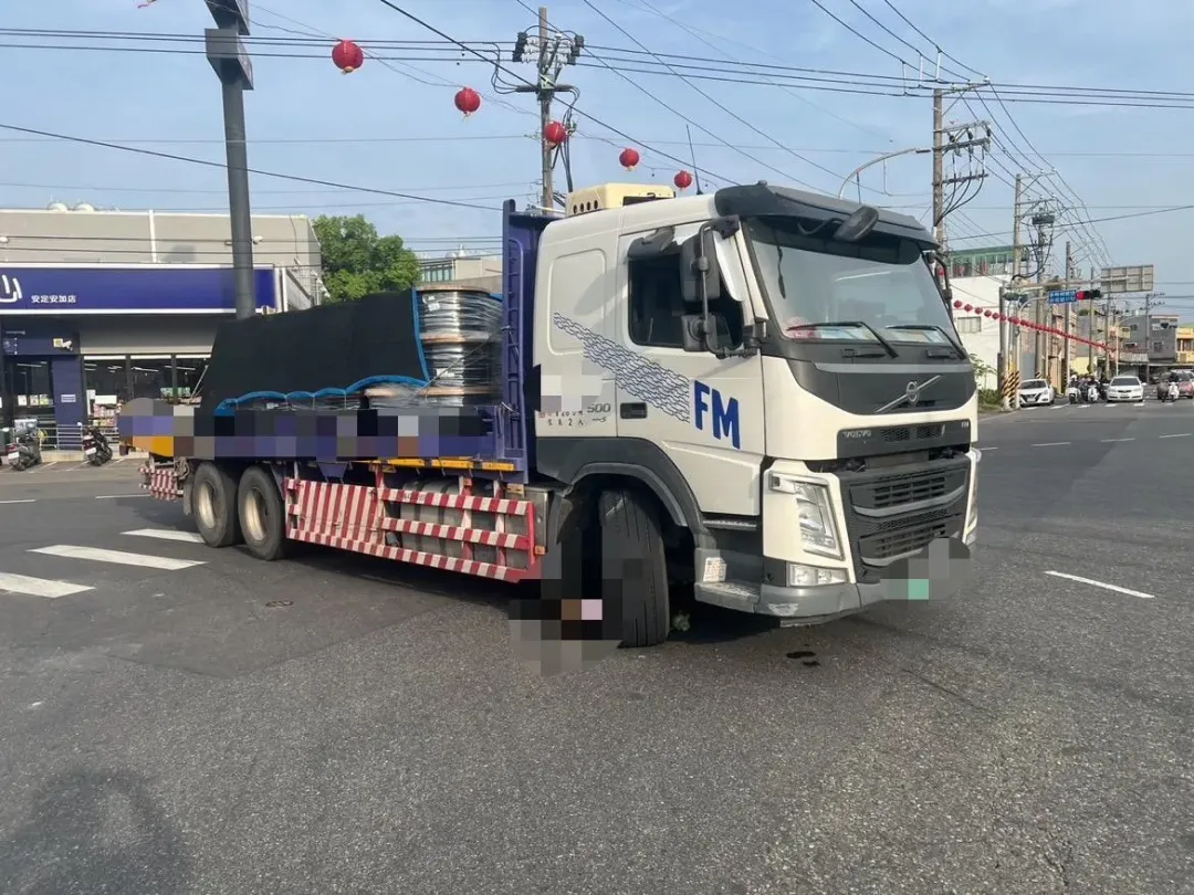 疑視線死角關係,撞上一名騎腳踏車的80歲婦人。(圖/翻攝畫面)