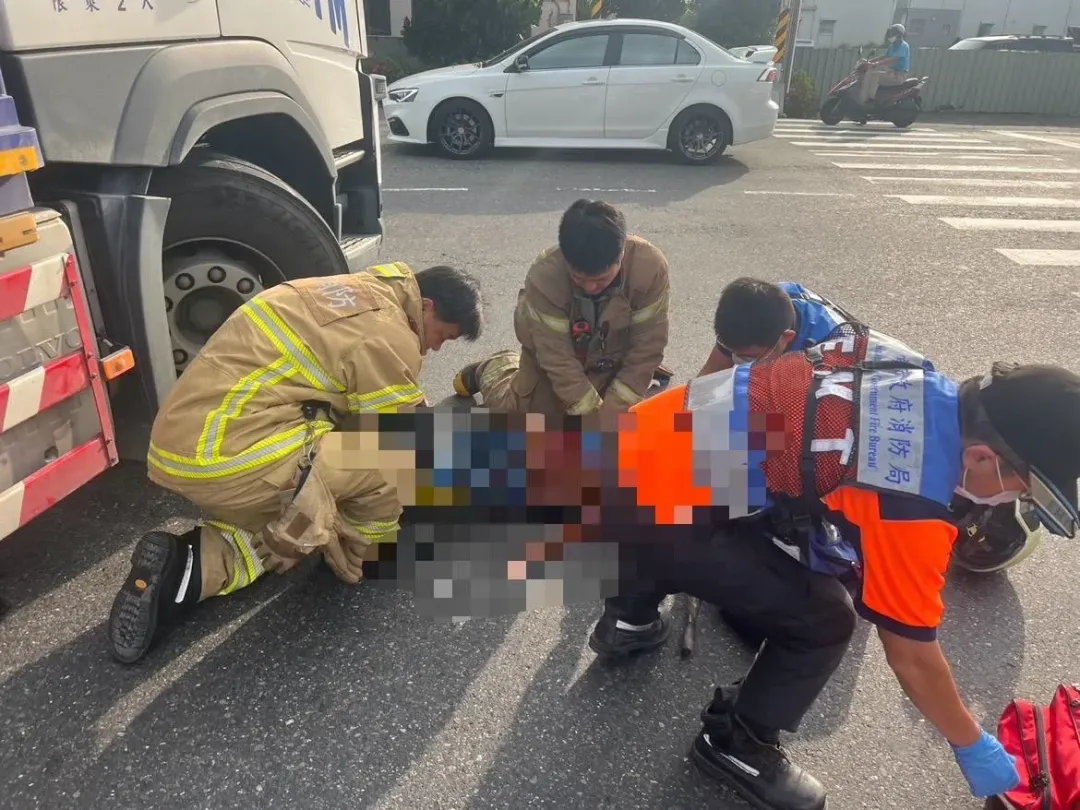 婦人卡進車輪底下,全身多處骨折,當場失去呼吸心跳。(圖/翻攝畫面)