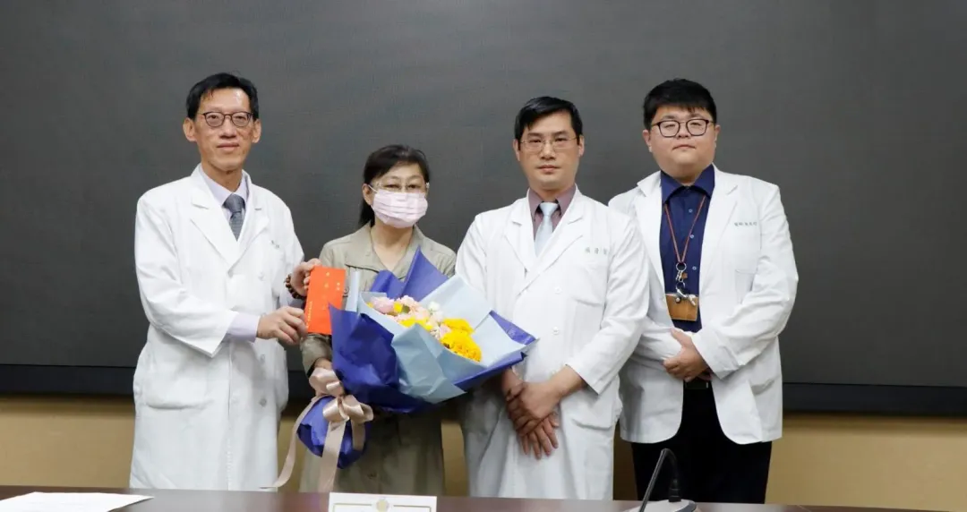 傳統醫學部團隊與病友林小姐(左2)合影。(圖/台北榮總提供)