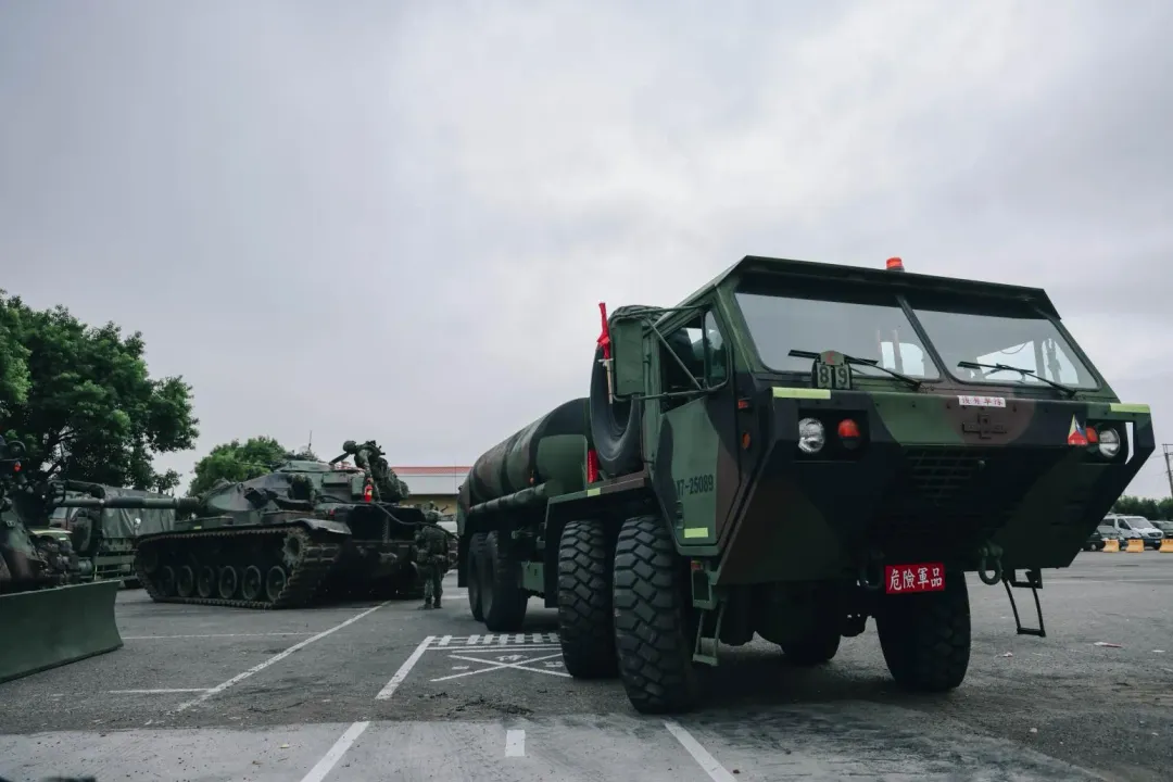 第586旅M60A3戰車由M978油罐車進行加油。(圖/第6軍團)