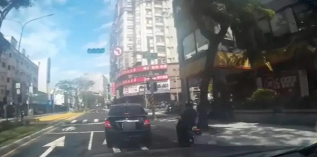 外地夫妻開車不熟路況慘吞罰單。(圖/翻攝畫面)