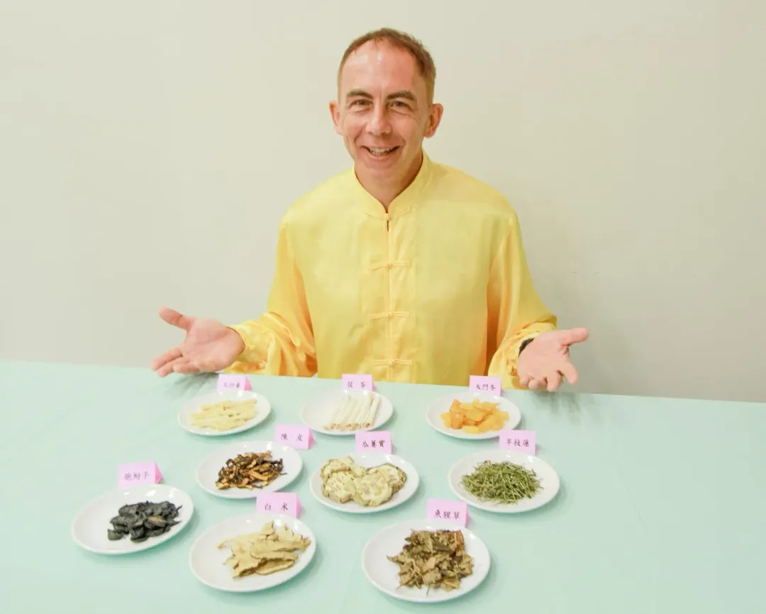 中醫部馬培德醫師表示，肺癌目前最好治療方式是以西醫治療抗邪為主，中醫扶助正氣並減少副作用為輔，修復西醫治療過程中所造成的身體損傷。（圖／中國醫藥大學附設醫院提供）