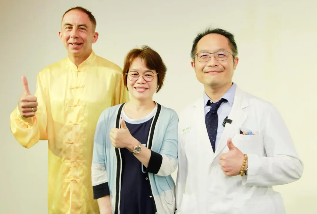 蘇小姐(中)接受西醫手術切除後，中醫部馬培德醫師(左)為術後病人安排輔助性治療計畫，提供術後康復照護。（圖／中國醫藥大學附設醫院提供）