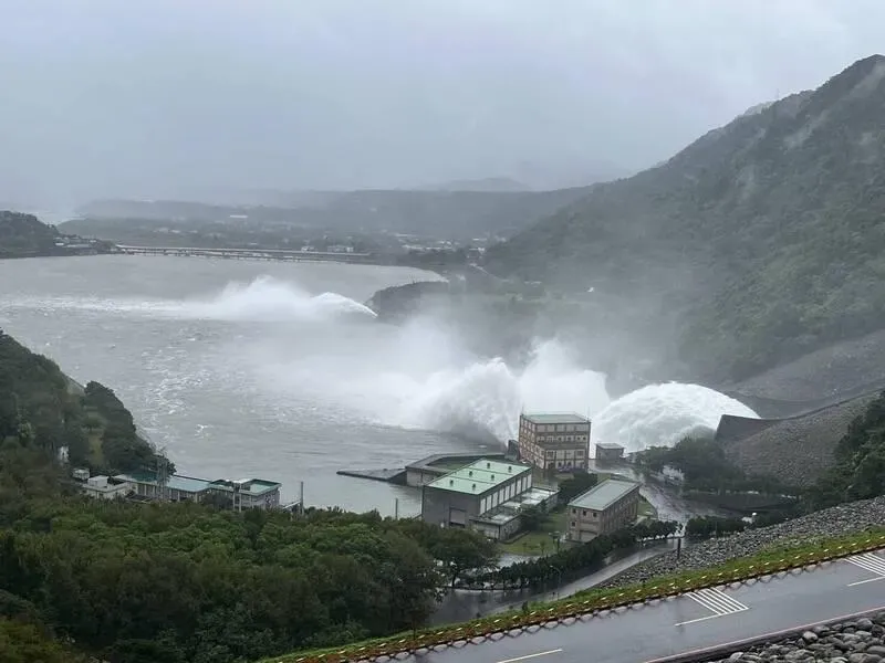 康芮颱風襲台,石門水庫今早8點開啓溢洪道洩洪。 (圖/北水分署提供)