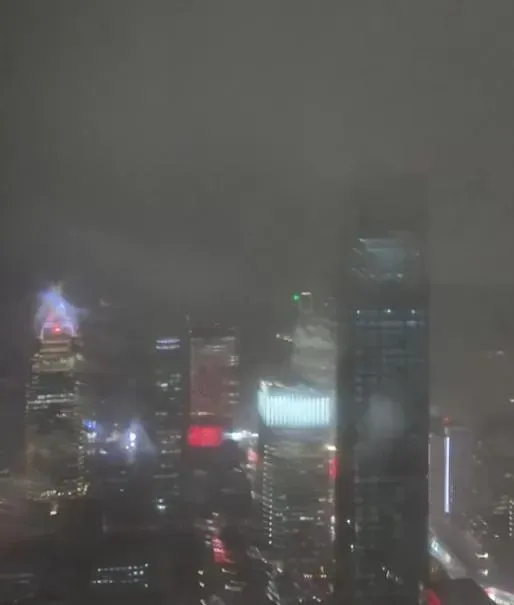 台北101大樓57樓拍攝的窗外風景。(圖/Thread @xoo_michael)