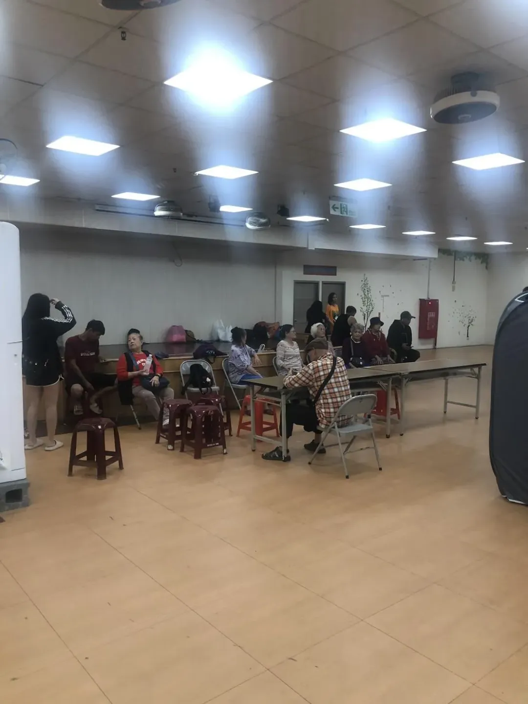 居民被安置在市民活動中心。(圖/翻攝畫面)