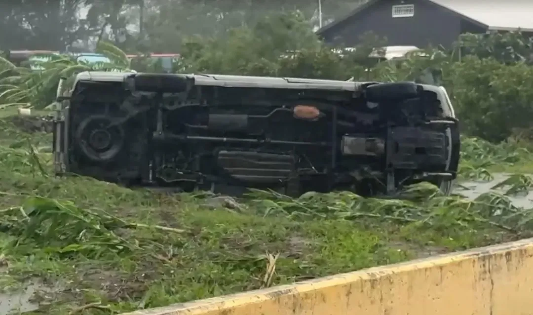 吉安鄉中正路二段有一台休旅車輛被吹翻到一旁的稻田，畫面相當驚悚。（圖／翻攝畫面）