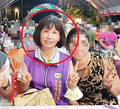 桃園市楊梅區員本里長陳奕霖(紅框)31日帶志工清理阻塞水溝,疑因天雨路滑摔進水溝送醫。(圖/翻攝自陳奕霖臉書)