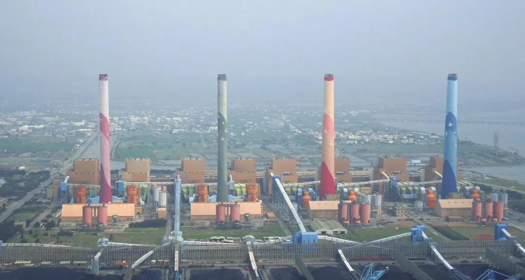 在野黨團擬刪除補貼台電1000億元預算,圖為台電台中火力發電廠,該廠經常造成嚴重空污,影響中部民眾健康甚巨。(圖/台電提供)