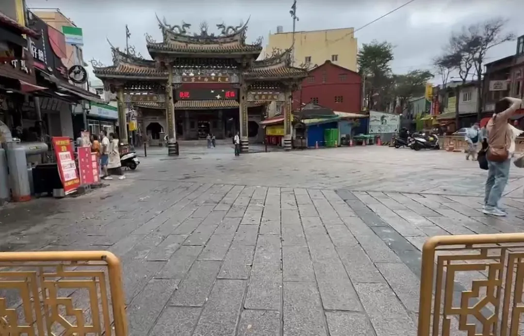 鹿港老街也因颱風整條街上僅有零星遊客，甚至有遊客從桃園不畏風雨至天后宮拜拜，並直言「颱風天才有空拜拜」。（圖／翻攝畫面）