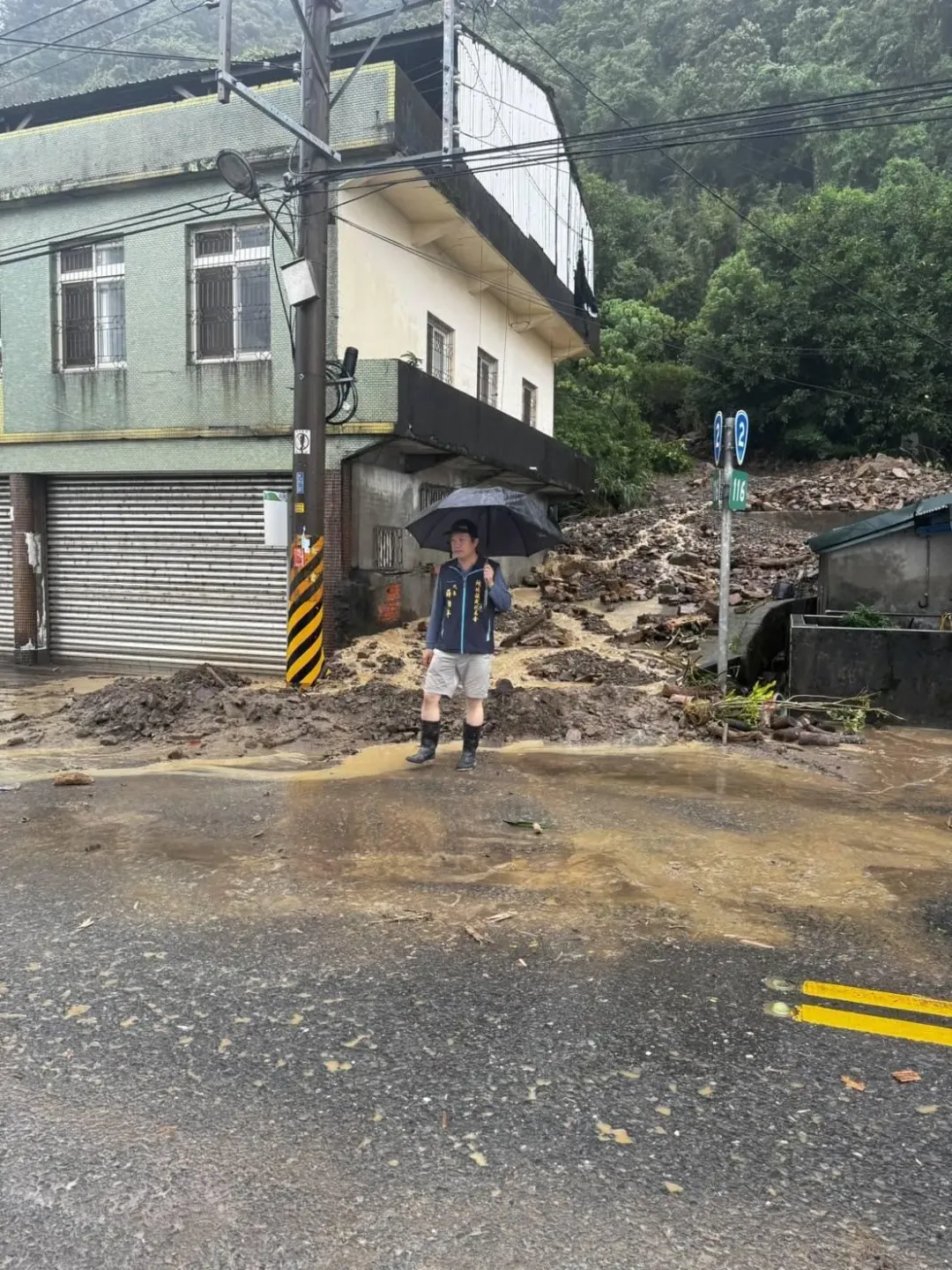 土石流導致石城火車站附近滿目瘡痍，所幸沒有居民傷亡。（圖/翻攝畫面）