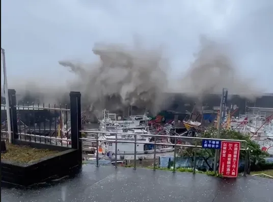 大溪漁港驚現20米高巨浪。（圖/翻攝畫面）