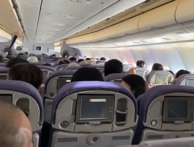 1名網友31日分享他搭乘華信AE0992班機從廈門準備降落桃園機場,但因強風只能重飛再試。(圖/翻攝自Facebook@爆料公社)