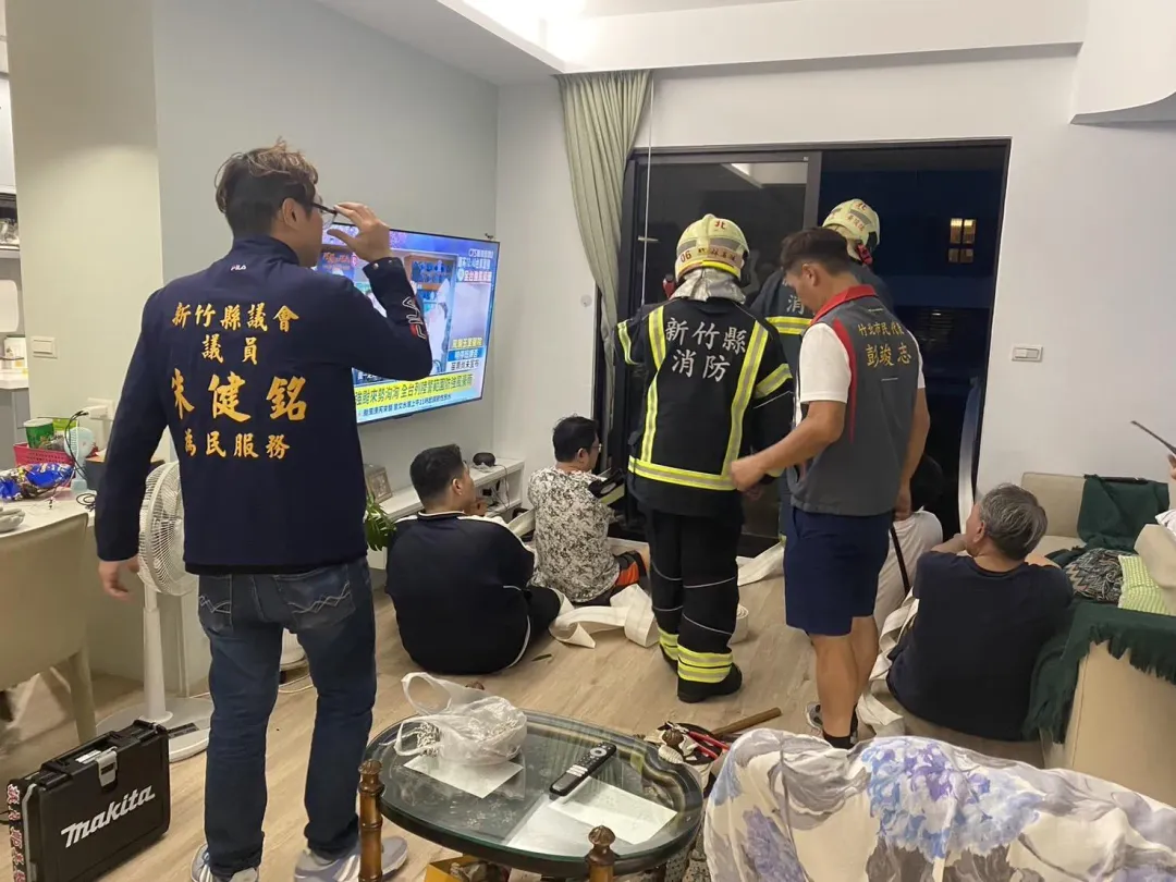 消防人員到場後，及時利用樑柱將女兒牆固定住，才沒有釀成重大意外。（圖/民眾提供）