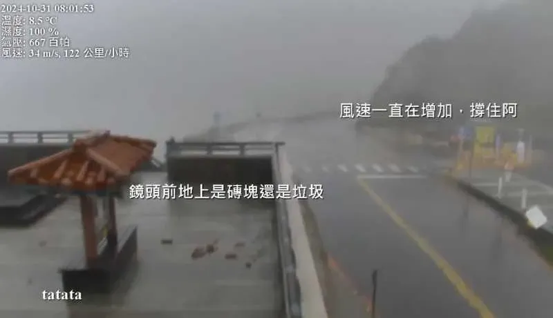 合歡山狂飆17級陣風，武嶺鏡頭君不敵強風，早上宣告陣亡。 （圖／翻攝自台灣即時影像監視器YT）