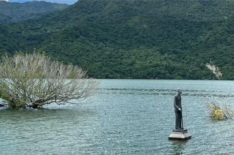 蔣公銅像近年泡在水裡的時間相當長，望向遼闊水域，曾被網友形容是「最孤獨的男人」。（圖／報系資料照）