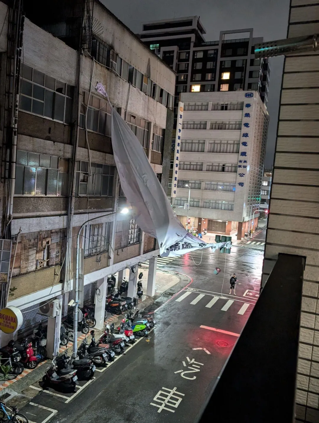 該網友在社群平台開酸黃捷好好防颱不行嗎？（圖／翻攝自Threads）