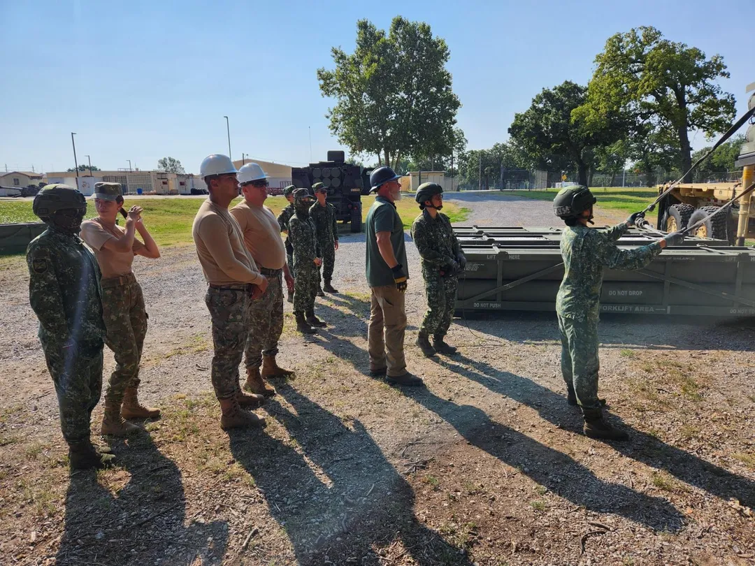 陸軍官兵接受HIMARS系統換裝情形。(圖/美國陸軍Fort Sill)