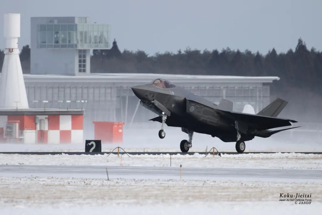 降落中的日本F-35A匿蹤戰機。(圖／航空自衛隊)