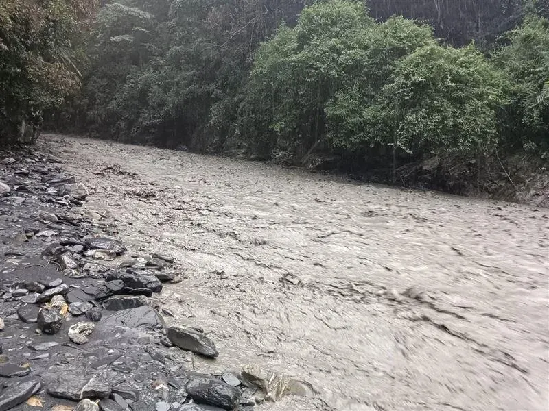 消防隊員第一時間無法渡溪，今派遣救援小組徒步走卓社林道入山搜救。(圖／翻攝畫面)