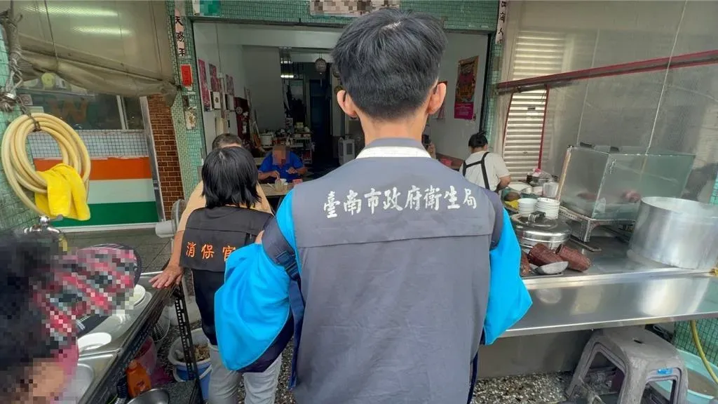消保官與衛生局人員前往現場視察。（圖／衛生局提供）