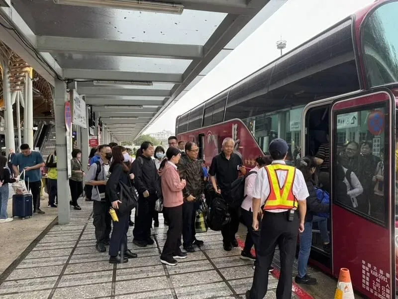 台鐵公司1日啟動「類火車」和遊覽車接駁民眾。（圖／台鐵花蓮站提供）