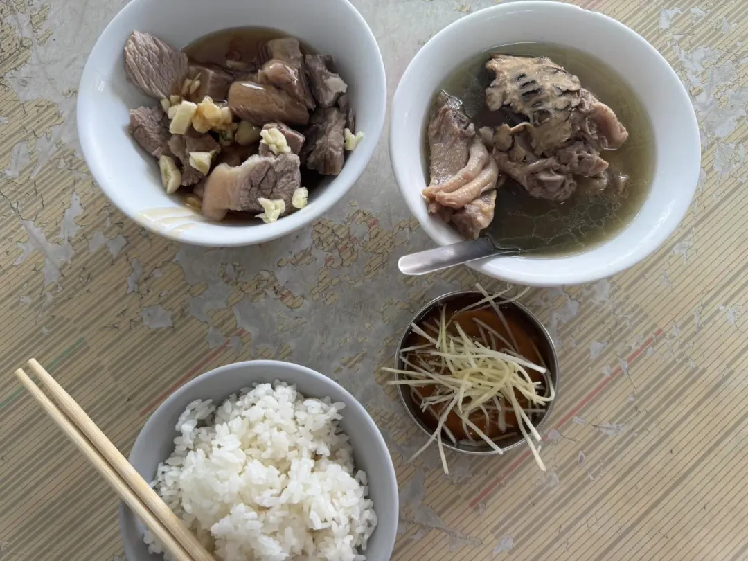 店內定價為小份豬腳120、大份豬腳240、小份腰子160、大份腰子320、小份豬肝120、大份豬肝240、鴨腳翅1碗60、豬心冬粉60，經記者用計算器計算後，證實價格與老闆所説沒有出入。（圖/中天新聞）